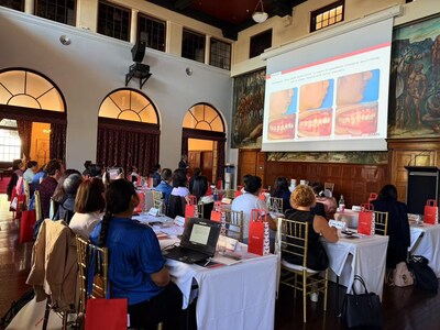 Attendees Learning about Smartee GS Mandibular Repositioning Technology (PRNewsfoto/Smartee Denti-Technology)