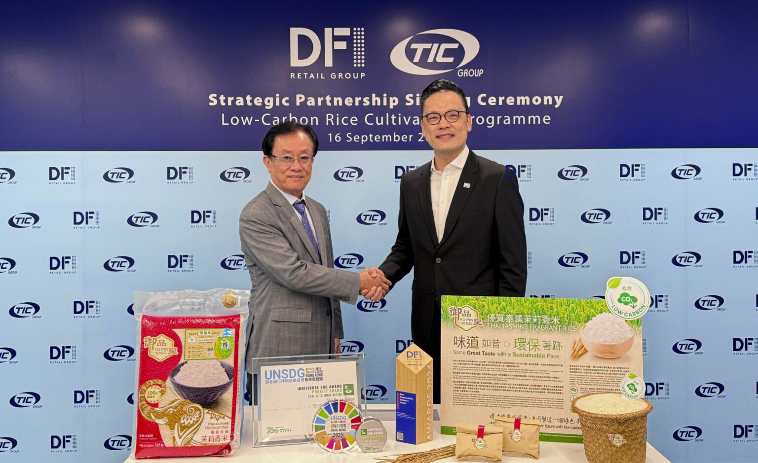 Thông qua DFI, năm 2026, Toumi (Thái Lan) sẽ cung cấp 1.000 tấn gạo carbon thấp cho Hồng Kông, Macau Curtis Liu, Chief Executive Officer, Food, at DFI Retail Group (Right) and Mr. Chaikun Tepkasetkul, President of Toumi Foods and Product Co., Ltd. (Left) attended the signing ceremony to announce the strategic partnership.