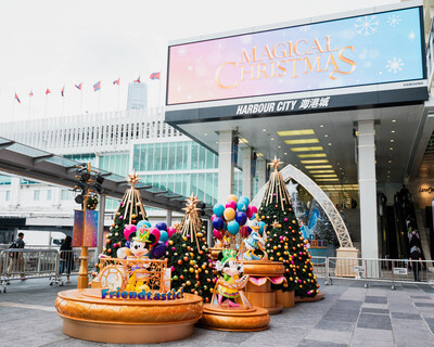 Cảm nhận năng lượng lễ hội tại khu trưng bày theo chủ đề diễu hành Friendtastic! parade, lấy cảm hứng từ cuộc diễu hành lớn nhất của Hong Kong Disneyland. Tượng Mickey và những người bạn mặc trang phục diễu hành rực rỡ.