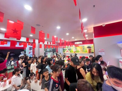 Hình ảnh người tiêu dùng xếp hàng tại một cửa hàng MIXUE