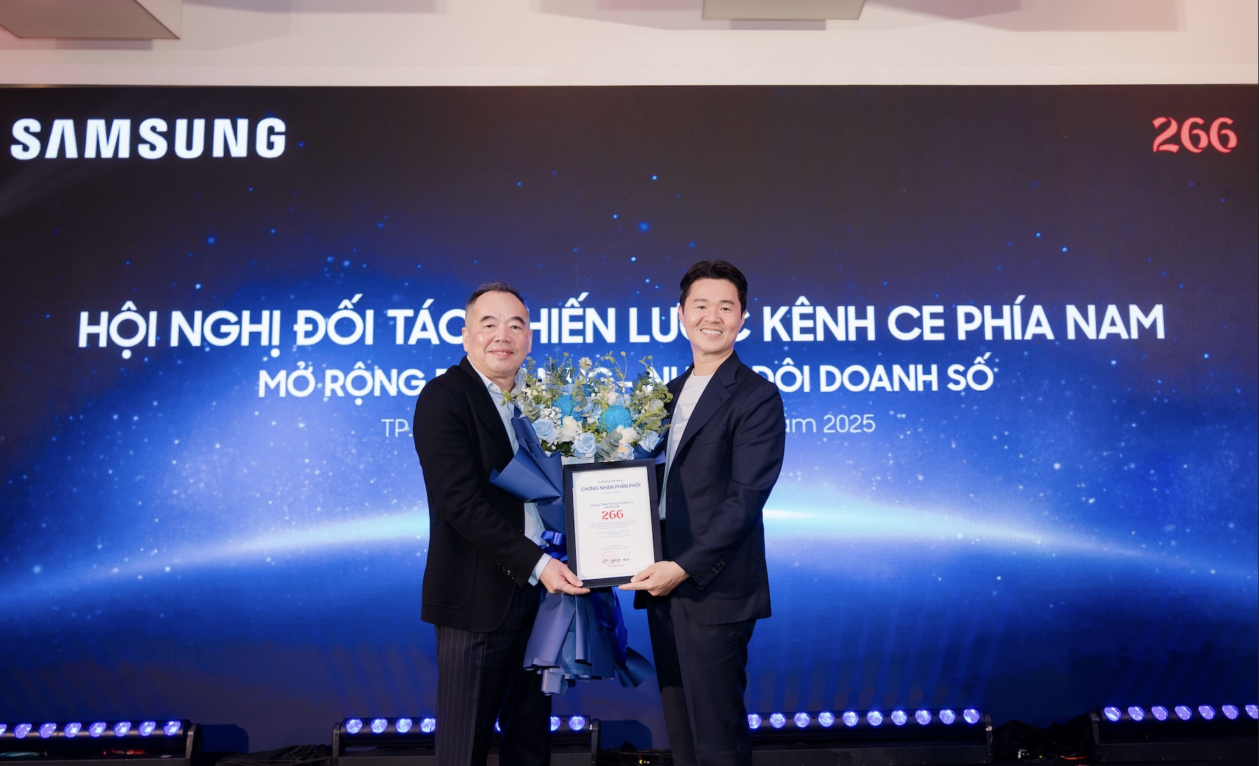 Điểm đáng chú ý của hợp tác này nằm ở việc triển khai mô hình “One Samsung” trong kênh điện máy – hướng đến việc đồng bộ trưng bày, tư vấn và bán hàng giữa các thiết bị Samsung trong cùng hệ sinh thái, từ điện thoại, TV, thiết bị gia dụng đến thiết bị đeo thông minh.