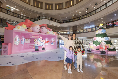 Các tác phẩm “Threads of Love” tại Harbour City nổi bật với ngôi nhà quà tặng khổng lồ màu hồng “This is for You” của Sundae Kids, cùng cây thông Noel “Cloud-Kissed” đầy mơ mộng. (PRNewsfoto/Harbour City Estates Limited)