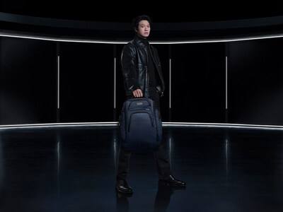 Wei Daxun pictured with the Alpha TUMI Brief Pack™ in Navy.
