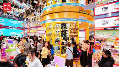 Consumers in MINSO FRIENDS Store (PRNewsfoto/MINISO)
