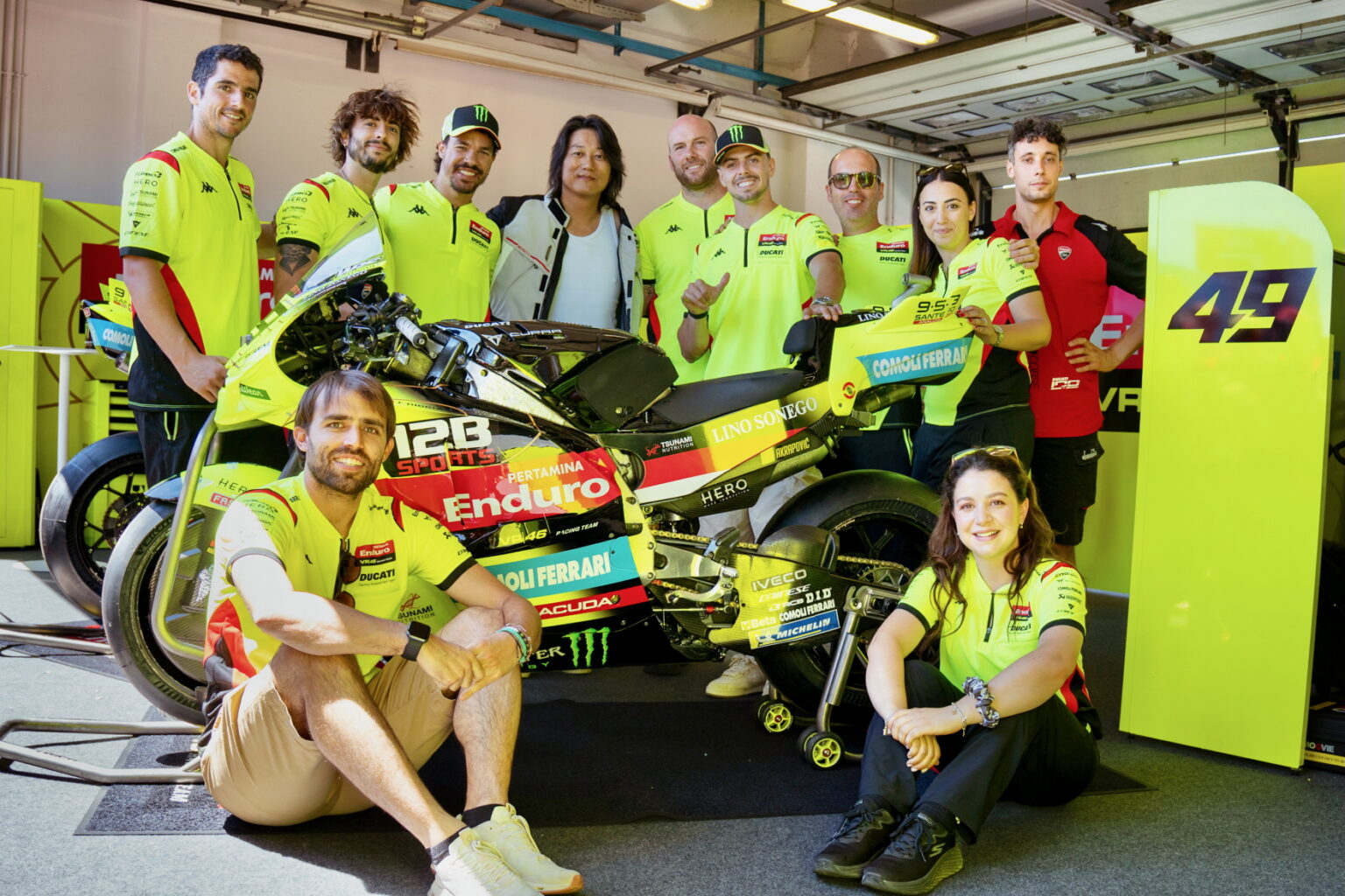 12B SPORTS và VR46 Racing Team đưa Sung Kang đến gần hơn với thế giới MotoGP Sung Kang with the Pertamina Enduro VR46 Racing Team alongside a MotoGP race bike featuring 12B SPORTS branding