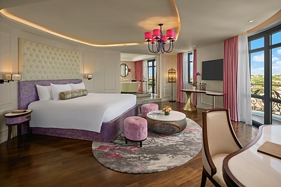 Không gian phòng nghỉ lấy cảm hứng từ nghệ thuật tại Hotel Royal Hoi An – The Legacy By The River, thể hiện phong cách thiết kế vượt thời gian nhưng vẫn mang hơi thở đương đại.