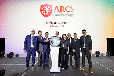 Các Đồng Chủ tịch ARC Singapore, Ông Chia Hock Lai và Ông Ivan Khua, cùng các thành viên Ban Chấp hành, đánh dấu lễ ra mắt chính thức của tổ chức đại diện ngành tại sự kiện giới thiệu VXA.
